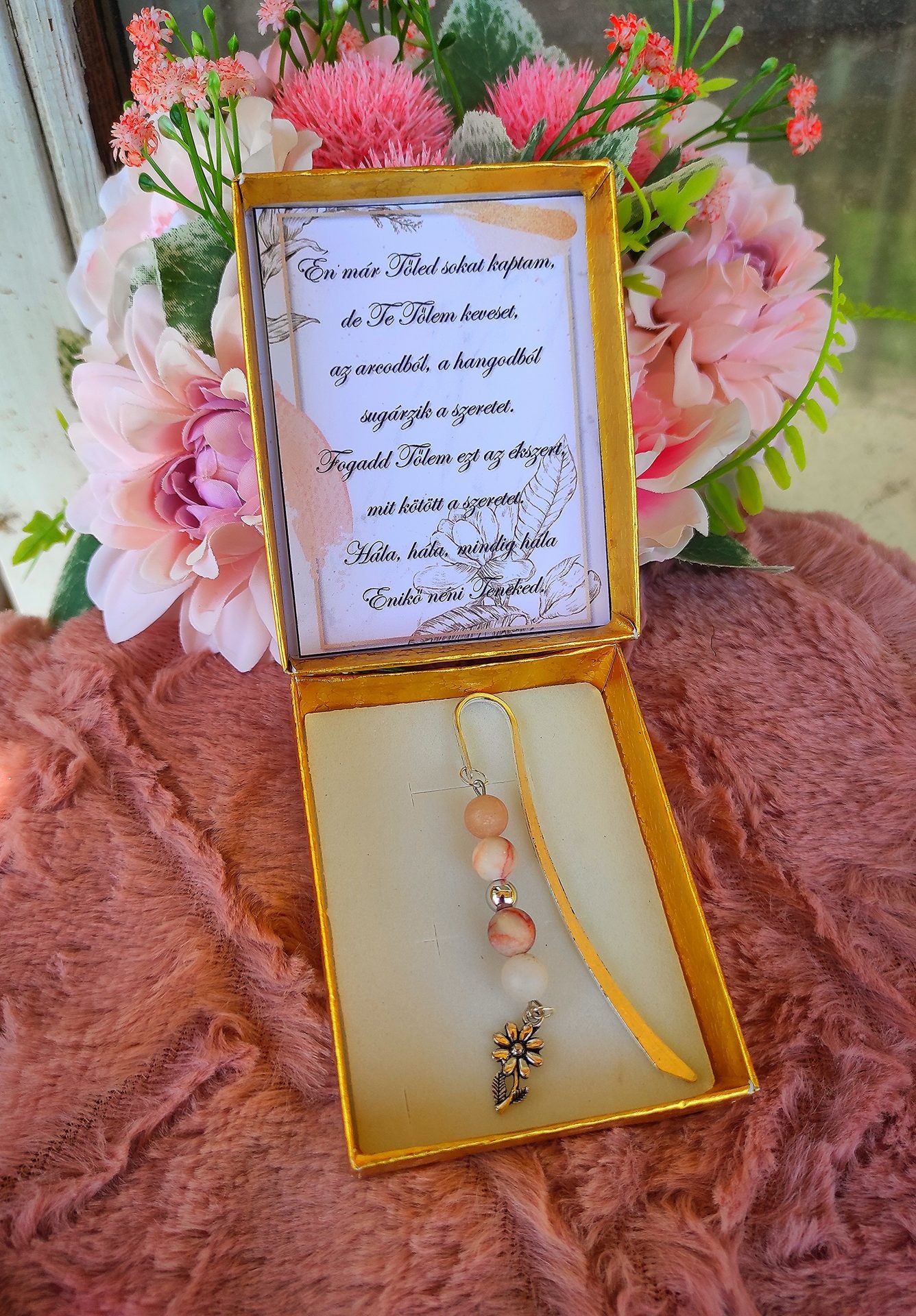 Ballagási nude virágos könyvjelző